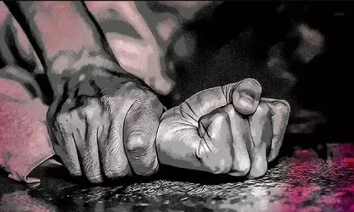 स्कूल बस ड्राइवर द्वारा बलात्कार और ब्लैकमेल किए जाने के बाद नर्सरी टीचर ने आत्मदाह का प्रयास किया