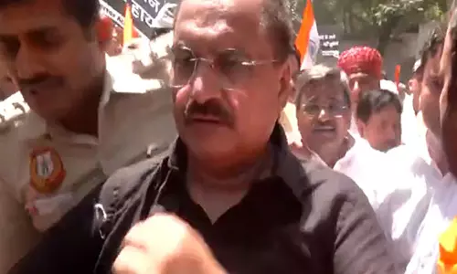 पहलगाम आतंकी हमला: पाकिस्तान उच्चायोग के पास प्रदर्शन करने पर दिल्ली BJP अध्यक्ष हिरासत में पहलगाम आतंकी हमला: पाकिस्तान उच्चायोग के पास प्रदर्शन करने पर दिल्ली BJP अध्यक्ष हिरासत में
