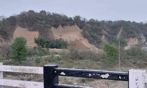 Himachal: अनियंत्रित खनन से पर्यावरण को नुकसान, राज्य के खजाने को नुकसान Himachal: अनियंत्रित खनन से पर्यावरण को नुकसान, राज्य के खजाने को नुकसान