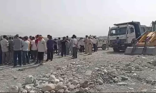Paonta Sahib में स्टोन क्रशर को लेकर हंगामा, विरोध प्रदर्शन