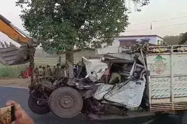 Hazaribagh में पिकअप-ट्रक की टक्कर, दो महिला मजदूरों की मौत, कई घायल Hazaribagh में पिकअप-ट्रक की टक्कर, दो महिला मजदूरों की मौत, कई घायल