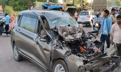 Lucknow: हाइवे हादसे में कार ट्रैक्टर-ट्रॉली से टकराई, पिता-पुत्र की मौत