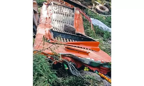 Jammu: बस के खाई में गिरने से चालक समेत दो की मौत Jammu: बस के खाई में गिरने से चालक समेत दो की मौत