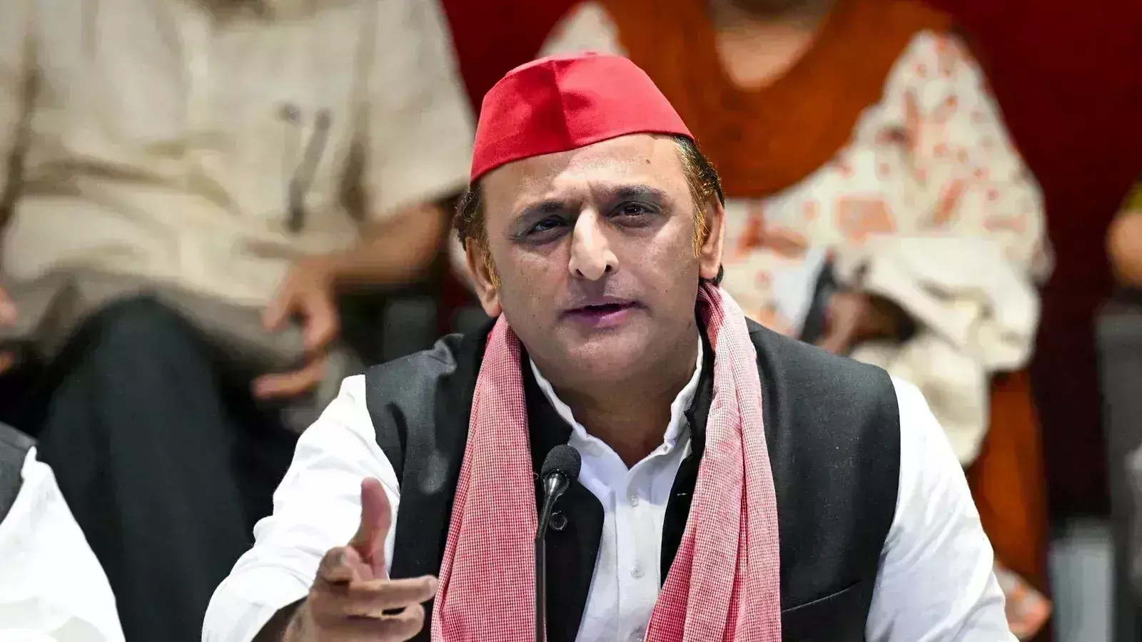 Lucknow: अखिलेश यादव ने की पाकिस्तान पर कठोर निर्णय की मांग की