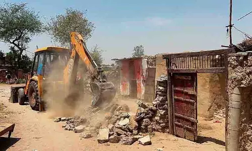 Jalandhar: ड्रग तस्कर के अवैध ढांचों को ध्वस्त किया Jalandhar: ड्रग तस्कर के अवैध ढांचों को ध्वस्त किया