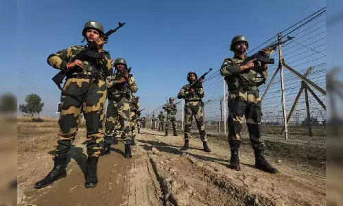 BSF के जवान को पाकिस्तानी रेंजर्स ने हिरासत में लिया, बैठक जारी BSF के जवान को पाकिस्तानी रेंजर्स ने हिरासत में लिया, बैठक जारी