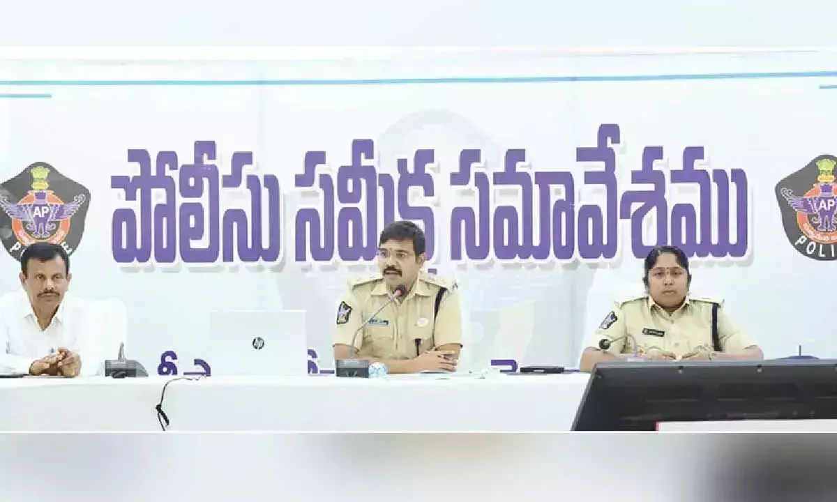 Andhra: एसपी ने पुलिसकर्मियों को दिए निर्देश, दृश्यमान पुलिसिंग शुरू करें