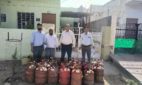 Bikaner: गैस सिलेंडर दुरुपयोग पर कड़ा एक्शन, 11 जगहों से 20 सिलेंडर बरामद