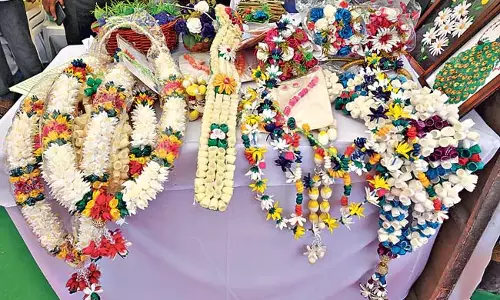 Telangana : रेशम से बनी मालाएं Telangana : रेशम से बनी मालाएं