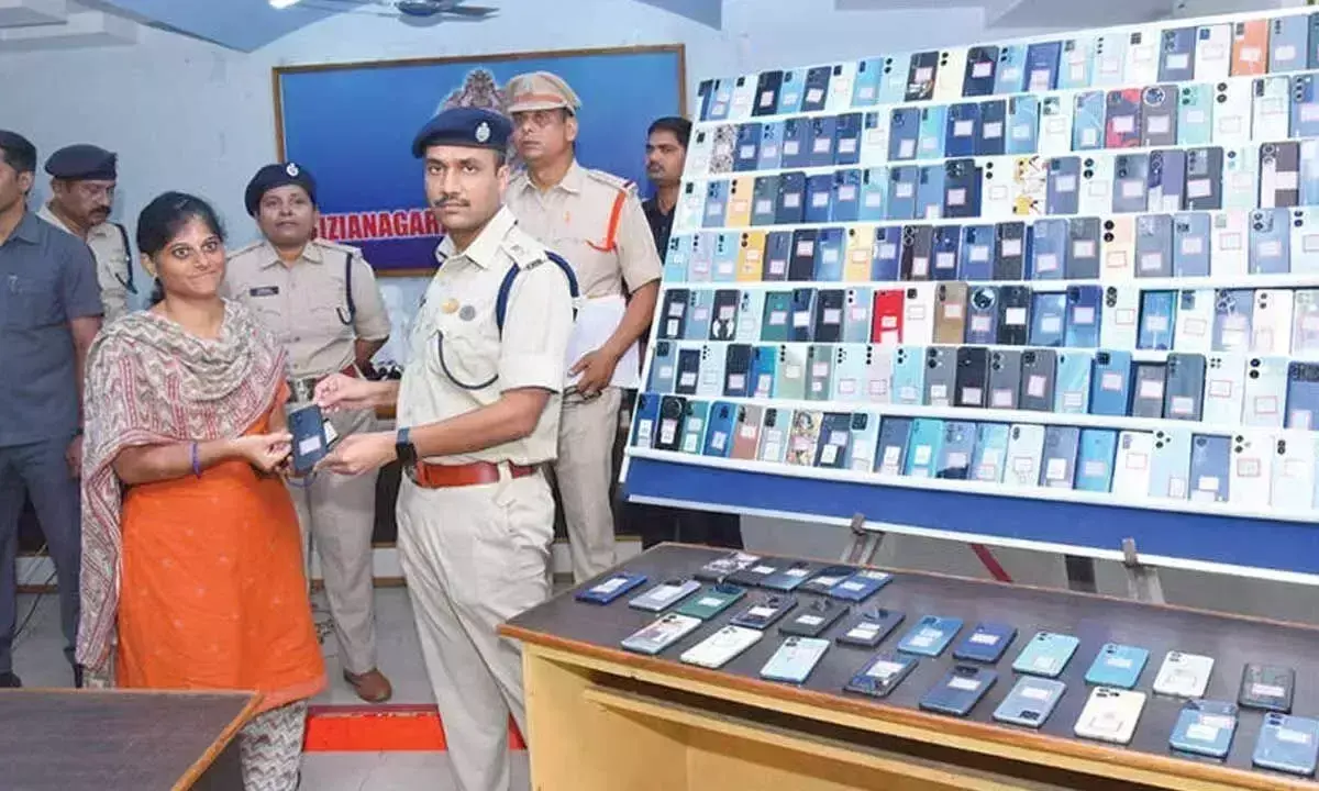 Andhra: 264 खोए हुए मोबाइल फोन मालिकों को लौटाए गए Andhra: 264 खोए हुए मोबाइल फोन मालिकों को लौटाए गए