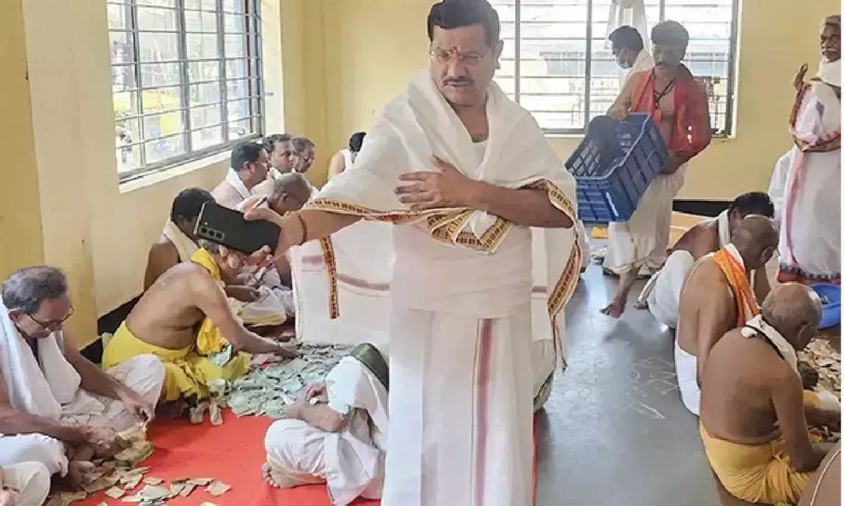 Andhra: सिंहाचलम मंदिर हुंडी से 1.81 करोड़ रुपये का दान मिला Andhra: सिंहाचलम मंदिर हुंडी से 1.81 करोड़ रुपये का दान मिला