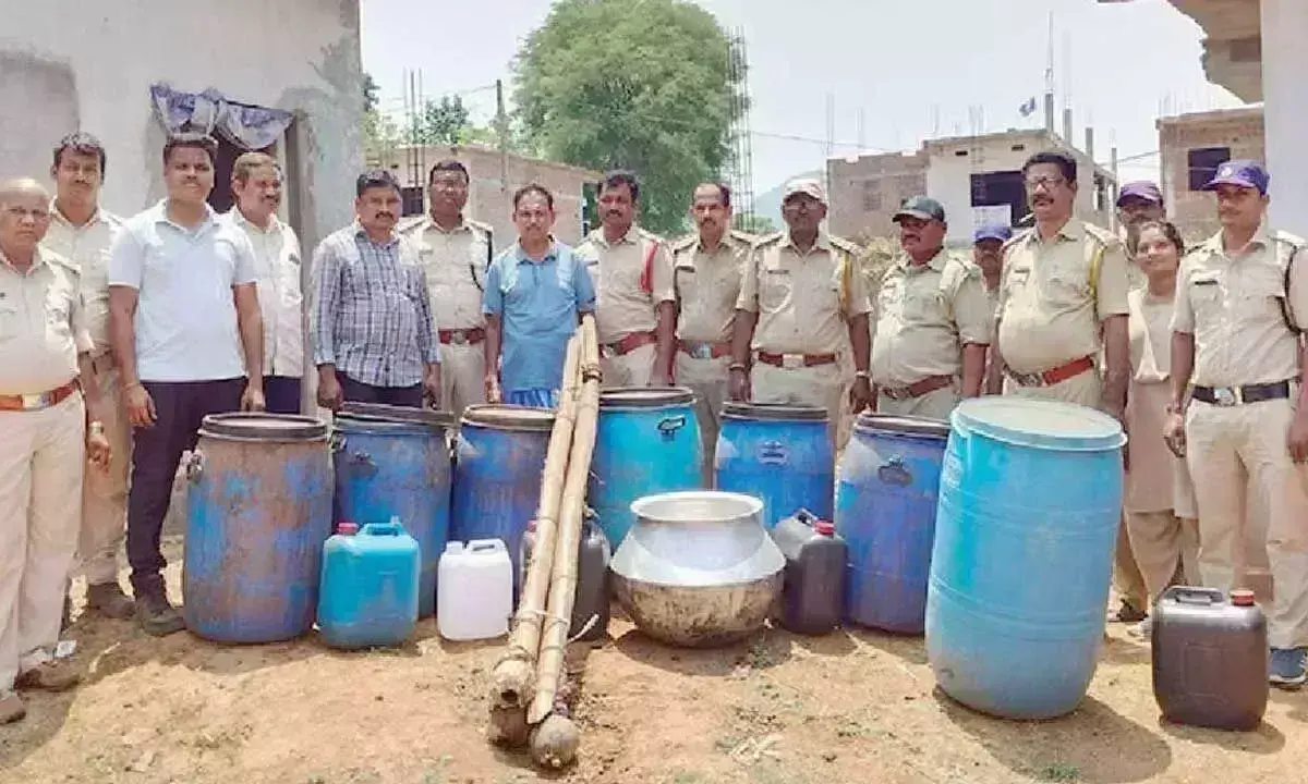 Andhra: आबकारी अधिकारियों ने बड़े अवैध शराब के अड्डे का भंडाफोड़ किया