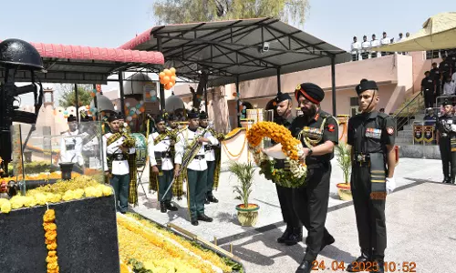 Ganganagar: दक्षिण पश्चिमी कमान के आर्मी कमांडर ने प्रतिभाशाली विद्यार्थियों को किया सम्मानित