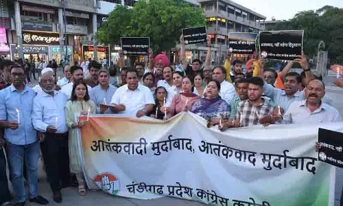 Chandigarh कांग्रेस ने कैंडल मार्च निकाला