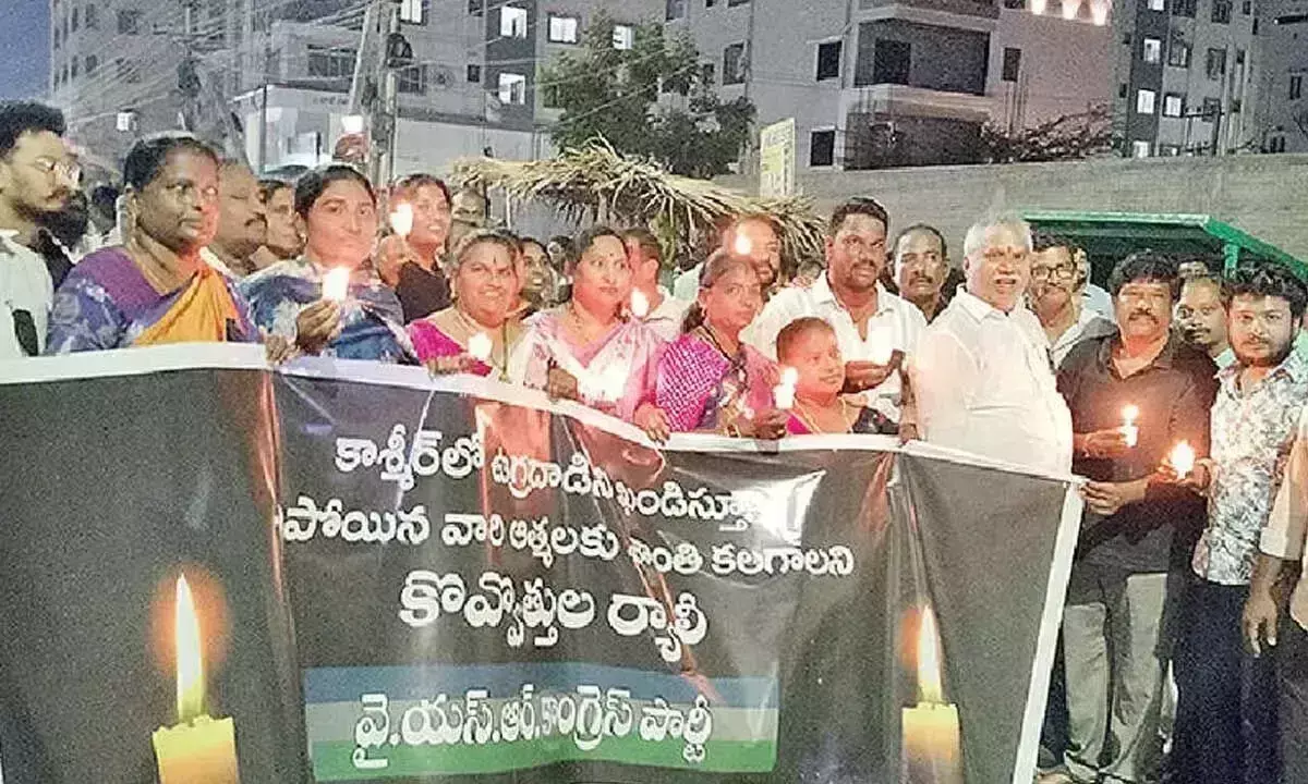 Andhra: आतंकवादी हमले के विरोध में मोमबत्ती रैली निकाली गई Andhra: आतंकवादी हमले के विरोध में मोमबत्ती रैली निकाली गई