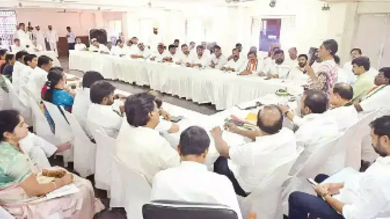 Telangana: गुटबाजी से दूर रहें मीनाक्षी ने टीजी कांग्रेस नेताओं को सलाह दी Telangana: गुटबाजी से दूर रहें मीनाक्षी ने टीजी कांग्रेस नेताओं को सलाह दी