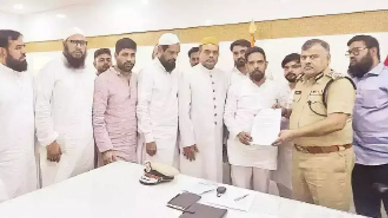 Telangana: दरगाह पर हमले को लेकर कांग्रेस अल्पसंख्यक नेताओं ने डीजीपी से की गुहार Telangana: दरगाह पर हमले को लेकर कांग्रेस अल्पसंख्यक नेताओं ने डीजीपी से की गुहार