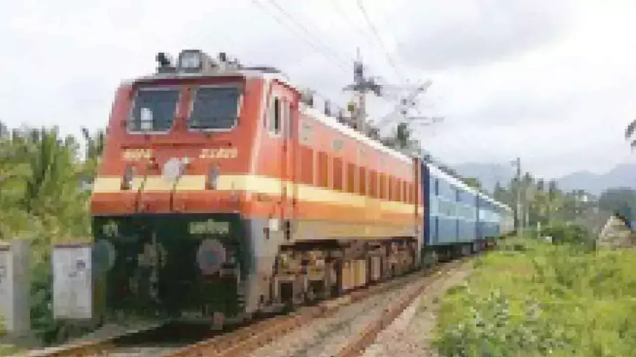 Telangana: चर्लापल्ली से विशाखापत्तनम के बीच ग्रीष्मकालीन विशेष रेल सेवाओं का विस्तार Telangana: चर्लापल्ली से विशाखापत्तनम के बीच ग्रीष्मकालीन विशेष रेल सेवाओं का विस्तार
