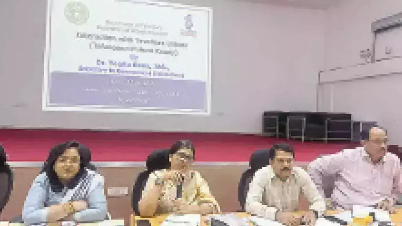 शिक्षा सचिव ने नामांकन दर बेहतर करने के लिए शिक्षक संघों के साथ बैठक की शिक्षा सचिव ने नामांकन दर बेहतर करने के लिए शिक्षक संघों के साथ बैठक की
