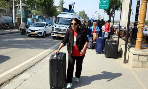 Kashmir पर्यटन को झटका: पर्यटक लौटने लगे, बुकिंग रद्द Kashmir पर्यटन को झटका: पर्यटक लौटने लगे, बुकिंग रद्द