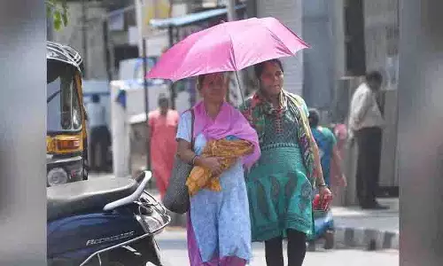 Hyderabad में भीषण गर्मी के चलते असहज स्थिति बनी हुई Hyderabad में भीषण गर्मी के चलते असहज स्थिति बनी हुई