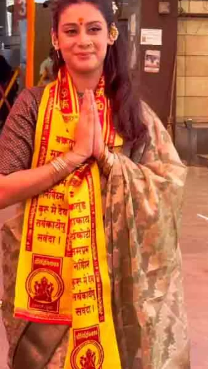 सिद्धिविनायक मंदिर पहुंची ईशा मालवीय