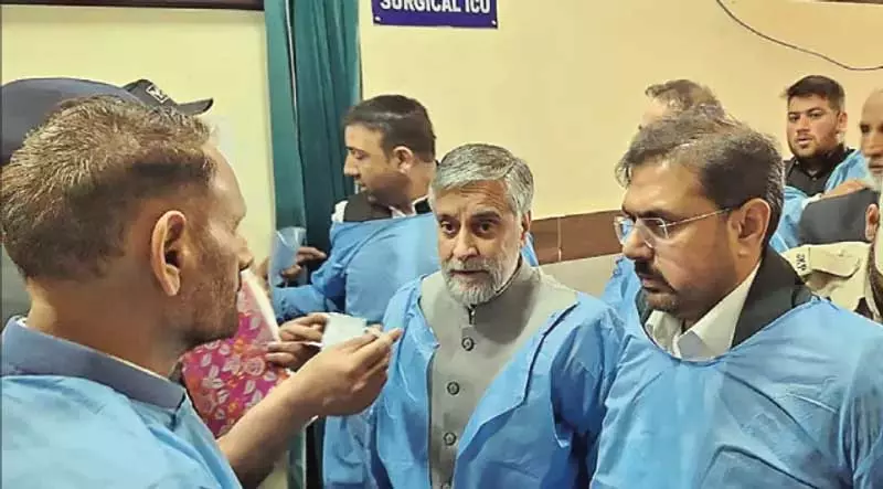 सतीश शर्मा, मियां अल्ताफ घायलों से मिलने जीएमसी अनंतनाग पहुंचे सतीश शर्मा, मियां अल्ताफ घायलों से मिलने जीएमसी अनंतनाग पहुंचे