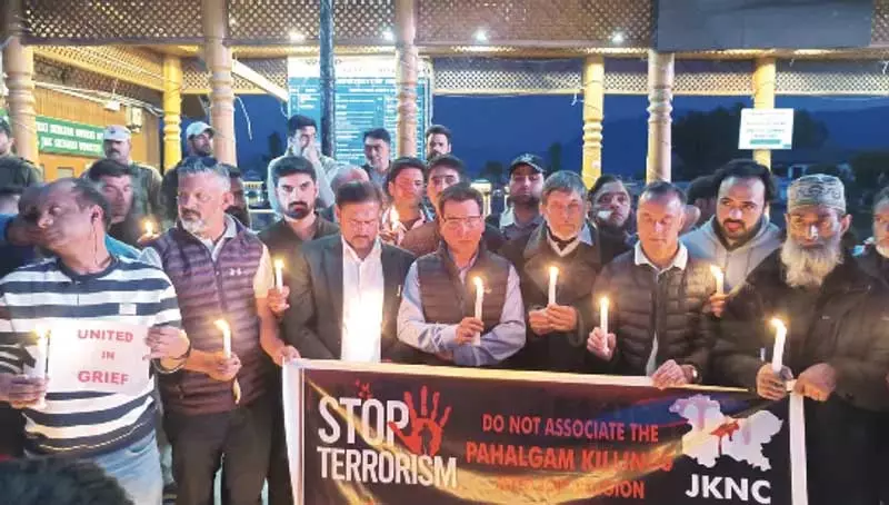 तनवीर सादिक ने डल झील पर मोमबत्ती जलाकर जुलूस निकाला तनवीर सादिक ने डल झील पर मोमबत्ती जलाकर जुलूस निकाला
