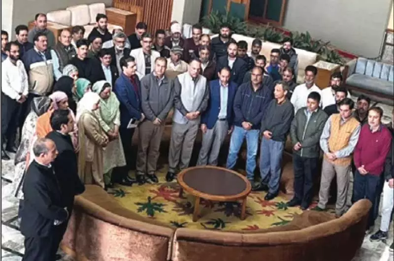 SKICC स्टाफ ने पहलगाम हमले के पीड़ितों के लिए 2 मिनट का मौन रखा SKICC स्टाफ ने पहलगाम हमले के पीड़ितों के लिए 2 मिनट का मौन रखा