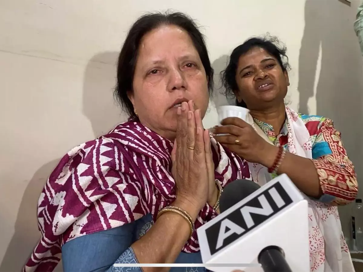 Pahalgam terrorist attack के पीड़ित की विधवा ने अपनी आपबीती सुनाई, कार्रवाई की मांग की Pahalgam terrorist attack के पीड़ित की विधवा ने अपनी आपबीती सुनाई, कार्रवाई की मांग की