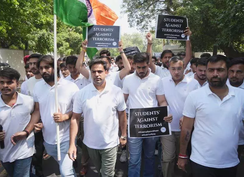 दिल्ली विश्वविद्यालय में NSUI का संविधान मार्च, आतंकी हमले पर जवाबदेही की मांग दिल्ली विश्वविद्यालय में NSUI का संविधान मार्च, आतंकी हमले पर जवाबदेही की मांग