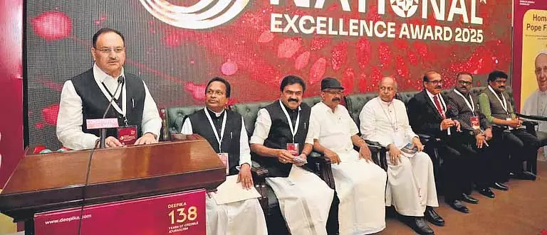 दैनिक समाचार पत्र कार्यक्रम में पोप फ्रांसिस और पहलगाम पीड़ितों को दी श्रद्धांजलि दैनिक समाचार पत्र कार्यक्रम में पोप फ्रांसिस और पहलगाम पीड़ितों को दी श्रद्धांजलि