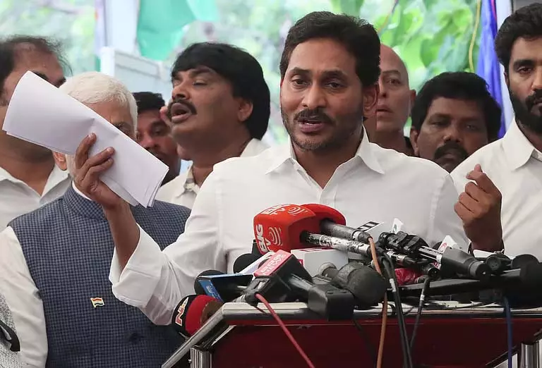आंध्र के पूर्व सीएम जगन ने अधूरे वादों को लेकर NDA सरकार पर निशाना साधा आंध्र के पूर्व सीएम जगन ने अधूरे वादों को लेकर NDA सरकार पर निशाना साधा