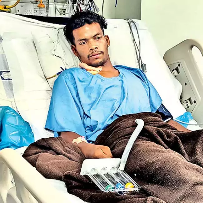 Odisha : संतोष के फेफड़े से चाकू का टूटा हुआ टुकड़ा निकाला Odisha : संतोष के फेफड़े से चाकू का टूटा हुआ टुकड़ा निकाला