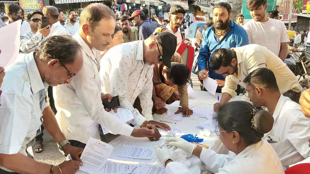 Indore : प्रधानमंत्री को रक्त हस्ताक्षरित ज्ञापन भेजा गया Indore : प्रधानमंत्री को रक्त हस्ताक्षरित ज्ञापन भेजा गया