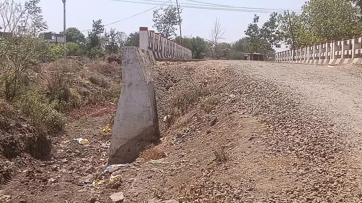 सुरक्षा खतरा: खंडवा में सड़क और पुलिया के बीच गैप से स्थानीय लोग चिंतित सुरक्षा खतरा: खंडवा में सड़क और पुलिया के बीच गैप से स्थानीय लोग चिंतित