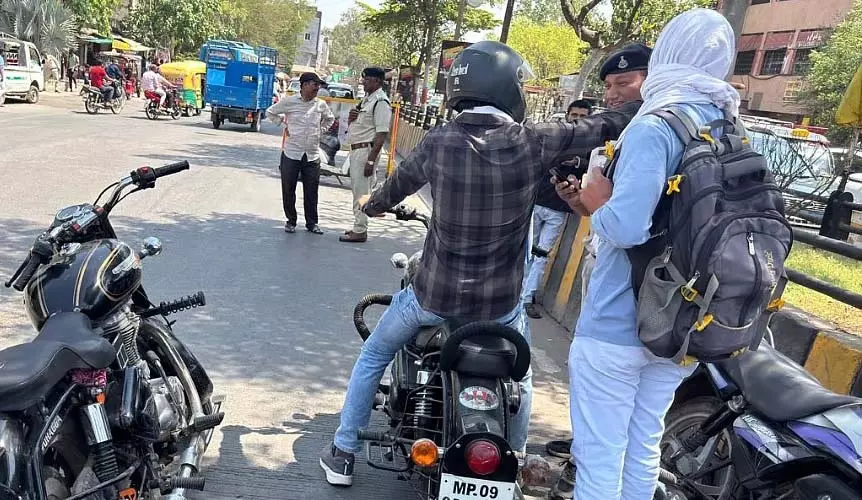 Indore : यातायात नियम तोड़ने वाले 510 लोगों पर मामला दर्ज Indore : यातायात नियम तोड़ने वाले 510 लोगों पर मामला दर्ज