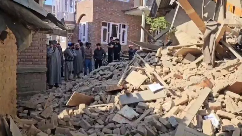 Pahalgam Attack: विस्फोट में दो लश्कर आतंकवादियों के घर नष्ट Pahalgam Attack: विस्फोट में दो लश्कर आतंकवादियों के घर नष्ट