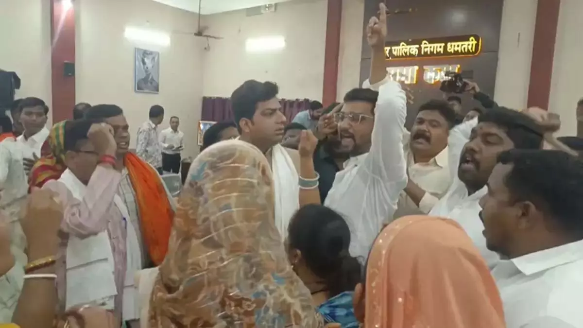 महिला पार्षदों के बीच हाथापाई, निगम में गहमागहमी का माहौल महिला पार्षदों के बीच हाथापाई, निगम में गहमागहमी का माहौल