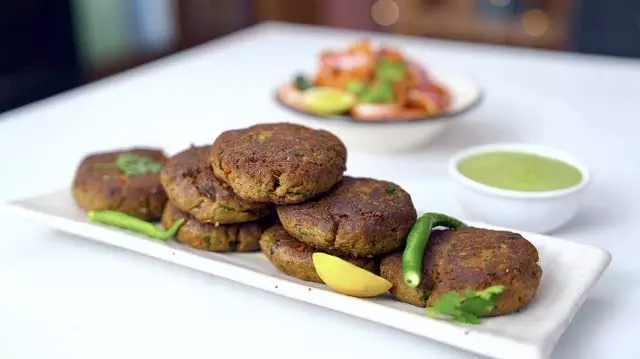 Shami Kebab:इस आसान और स्वादिष्ट रेसिपी से घर पर बनाएं बाजार जैसा चिकन शमी कबाब Shami Kebab:इस आसान और स्वादिष्ट रेसिपी से घर पर बनाएं बाजार जैसा चिकन शमी कबाब