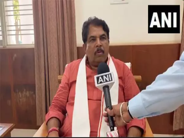 Karnataka LoP ने सीईटी के दौरान कथित धार्मिक अधिकारों के उल्लंघन को लेकर एनएचआरसी में शिकायत दर्ज कराई Karnataka LoP ने सीईटी के दौरान कथित धार्मिक अधिकारों के उल्लंघन को लेकर एनएचआरसी में शिकायत दर्ज कराई