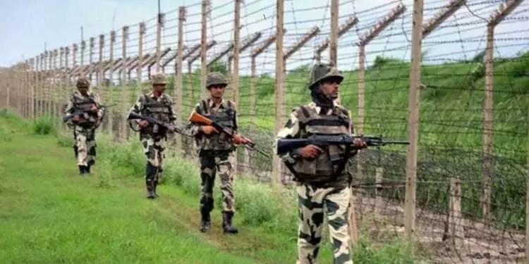 जम्मू-कश्मीर: पाक गोलीबारी के बाद भारत ने की जवाबी कार्रवाई जम्मू-कश्मीर: पाक गोलीबारी के बाद भारत ने की जवाबी कार्रवाई