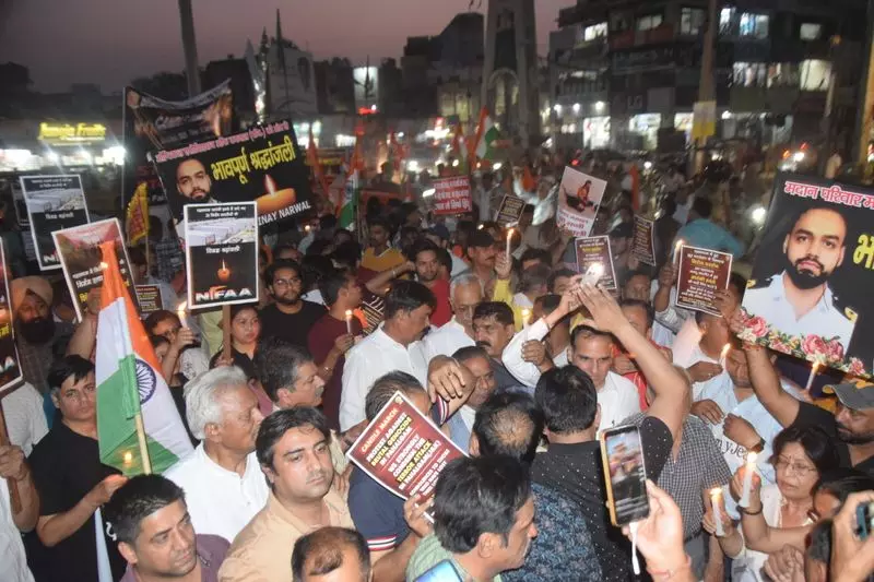 Haryana : लेफ्टिनेंट विनय को उनके आवास पर श्रद्धांजलि अर्पित करने वालों का जनसैलाब उमड़ पड़ा Haryana : लेफ्टिनेंट विनय को उनके आवास पर श्रद्धांजलि अर्पित करने वालों का जनसैलाब उमड़ पड़ा