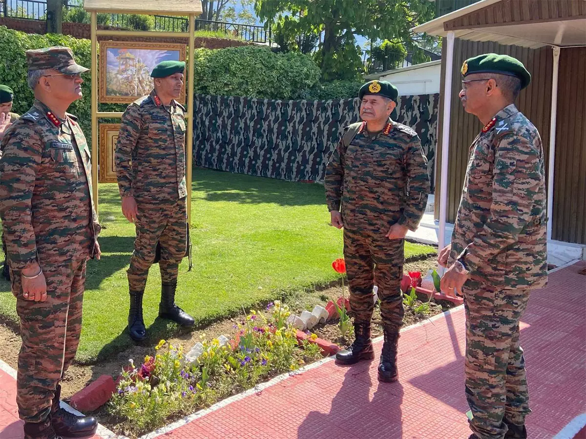 भारतीय सेना प्रमुख जनरल उपेंद्र द्विवेदी ने Srinagar में सुरक्षा स्थिति की समीक्षा की भारतीय सेना प्रमुख जनरल उपेंद्र द्विवेदी ने Srinagar में सुरक्षा स्थिति की समीक्षा की