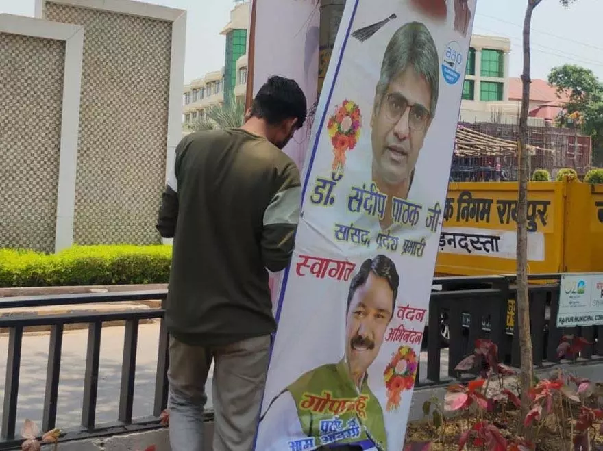 सिद्धार्थ चौक, पुलिस लाइन और तेलीबांधा इलाके से हटाए गए बैनर-पोस्टर सिद्धार्थ चौक, पुलिस लाइन और तेलीबांधा इलाके से हटाए गए बैनर-पोस्टर
