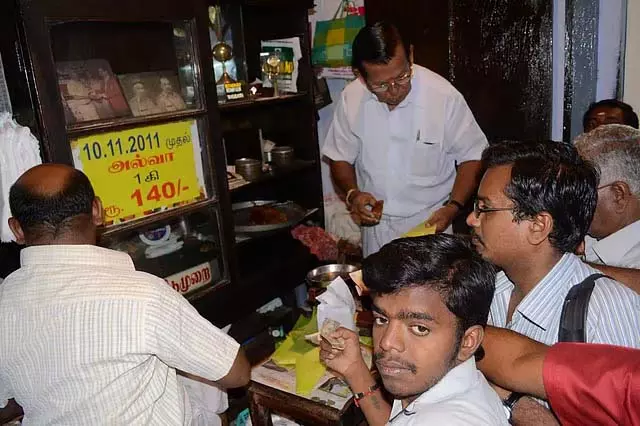 काला बाजारी चलाने का अधिकार किसको है? सार्वजनिक नोटिस जारी काला बाजारी चलाने का अधिकार किसको है? सार्वजनिक नोटिस जारी