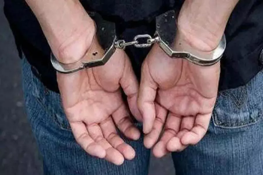 ओडिशा सतर्कता विभाग ने 57 लाख रुपये के सरकारी कोष का दुरुपयोग करने के आरोप में ठेकेदार को गिरफ्तार किया ओडिशा सतर्कता विभाग ने 57 लाख रुपये के सरकारी कोष का दुरुपयोग करने के आरोप में ठेकेदार को गिरफ्तार किया