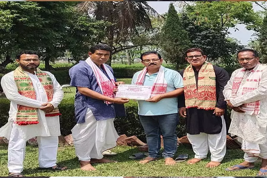 Rongali Bihu के दौरान सिराजुली ने 15 वरिष्ठ नागरिकों को बोहागी बोरोन से किया सम्मानित Rongali Bihu के दौरान सिराजुली ने 15 वरिष्ठ नागरिकों को बोहागी बोरोन से किया सम्मानित