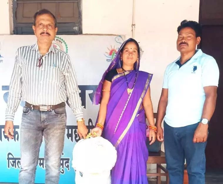 सुशासन तिहार में मत्स्य विभाग की योजना से लाभान्वित हुए टिकेश्वर और गंगाबाई सुशासन तिहार में मत्स्य विभाग की योजना से लाभान्वित हुए टिकेश्वर और गंगाबाई