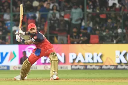 कोहली के शानदार प्रदर्शन से आरसीबी को थोड़ा बेहतर स्कोर बनाने में मदद मिली : बांगर कोहली के शानदार प्रदर्शन से आरसीबी को थोड़ा बेहतर स्कोर बनाने में मदद मिली : बांगर